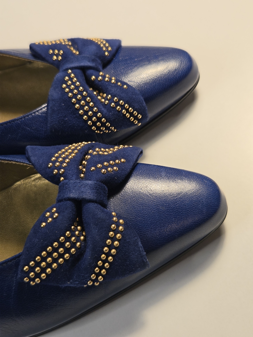 Yves Saint Laurent Blue Leather Pointed-Toe Bow Pumps - Picture 2 of 9